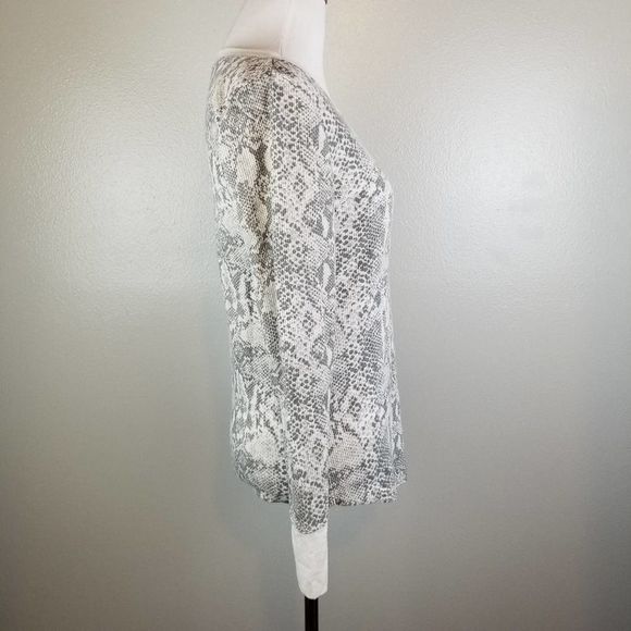Time & Tru Gray Snakeskin Thermal Tee Size Small - Picture 5 of 9